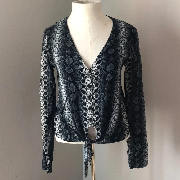 H&M reptile Print top‎ - Picture 1 of 5